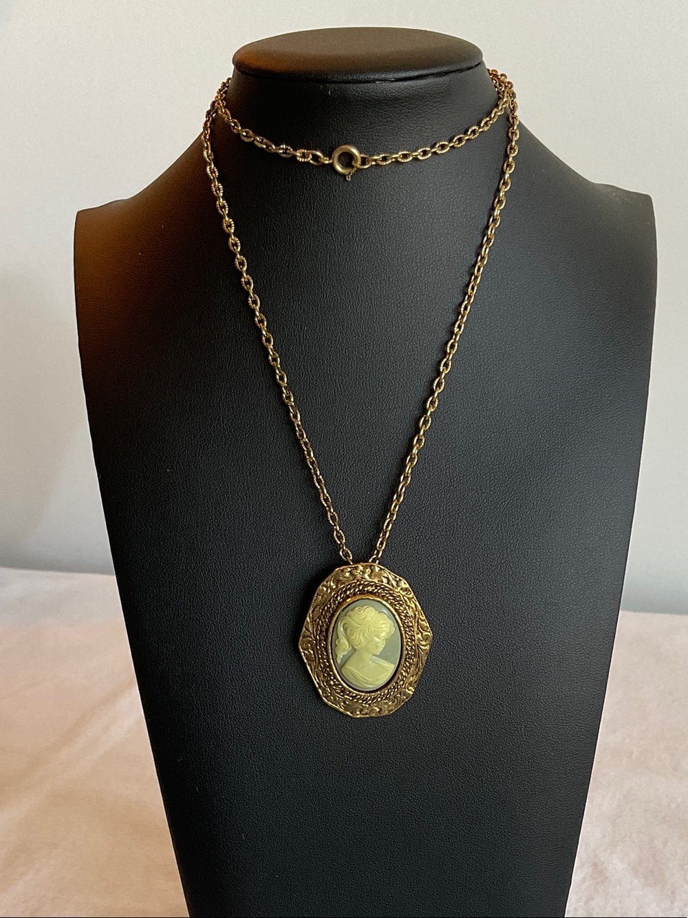 Peri Cameo Pendant Necklace